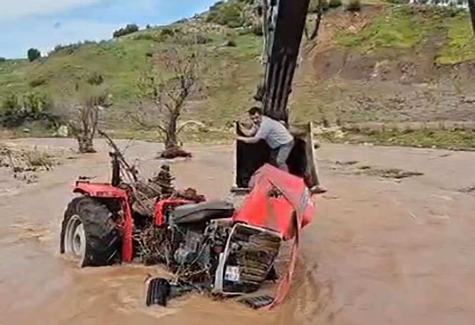 Kilis’in Musabeyli ilçesinde traktörüyle Afrin Çayı’nda mahsur kalan bir vatandaş,