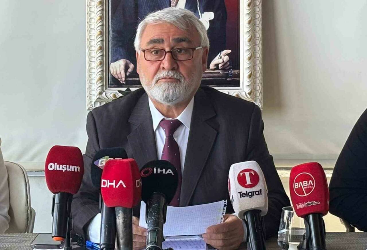 CHP Şehitkamil İlçe Başkanı Hurşit Yıldırım, düzenlediği basın toplantısında partisine