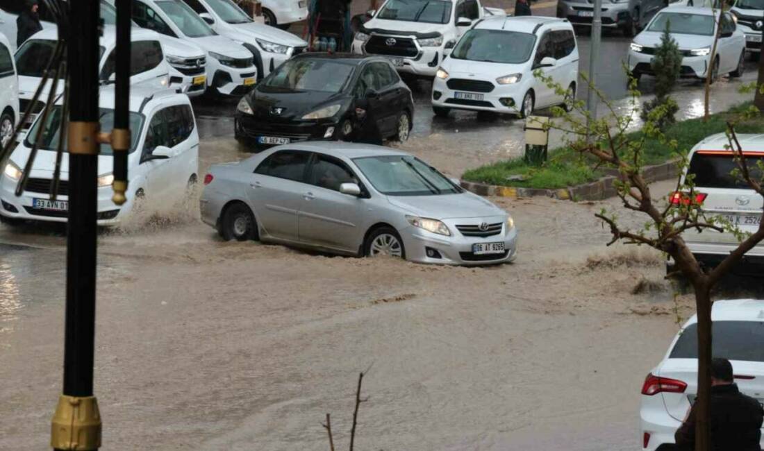 Şırnak’ın Cizre ilçesinde aniden bastıran sağanak yağış, hayatı durma noktasına