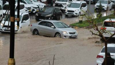Şırnak’ın Cizre ilçesinde aniden bastıran sağanak yağış, hayatı durma noktasına