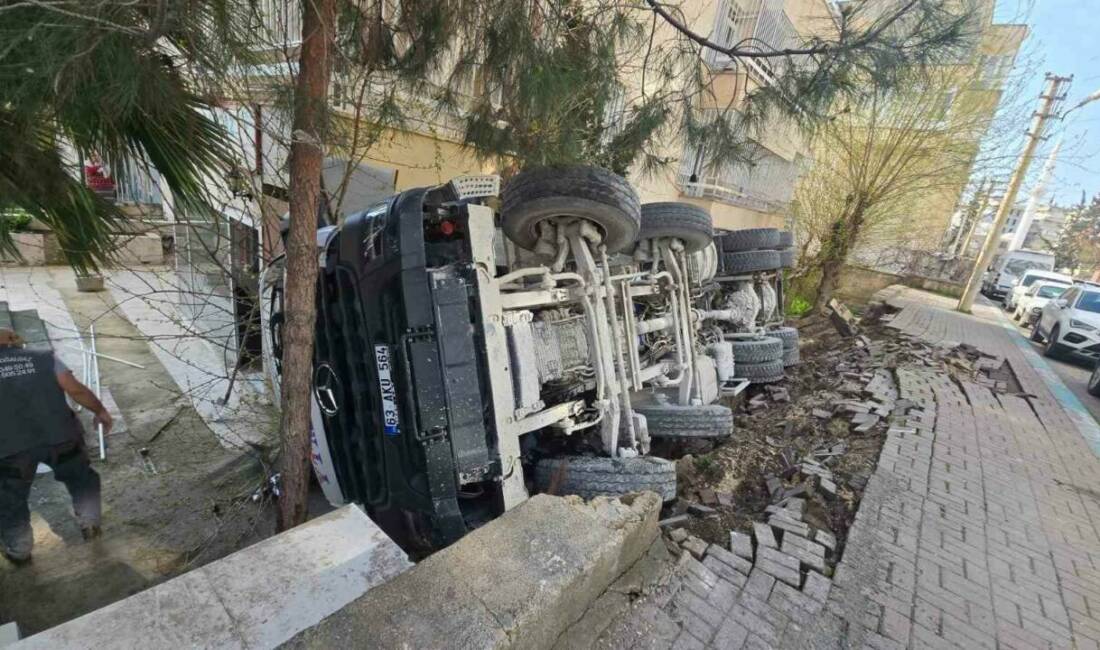 Şanlıurfa’da beton mikserinin devrilmesi sonucu meydana gelen kazada sürücü yaralandı.