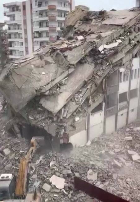 Diyarbakır’da asrın felaketinde ağır hasar alan binaların yıkım süreci devam