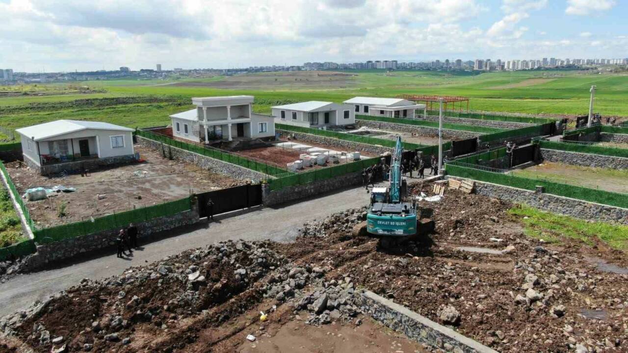 Diyarbakır’ın Yenişehir ilçesinde "villa" tarzında inşa edilen 13 kaçak yapının