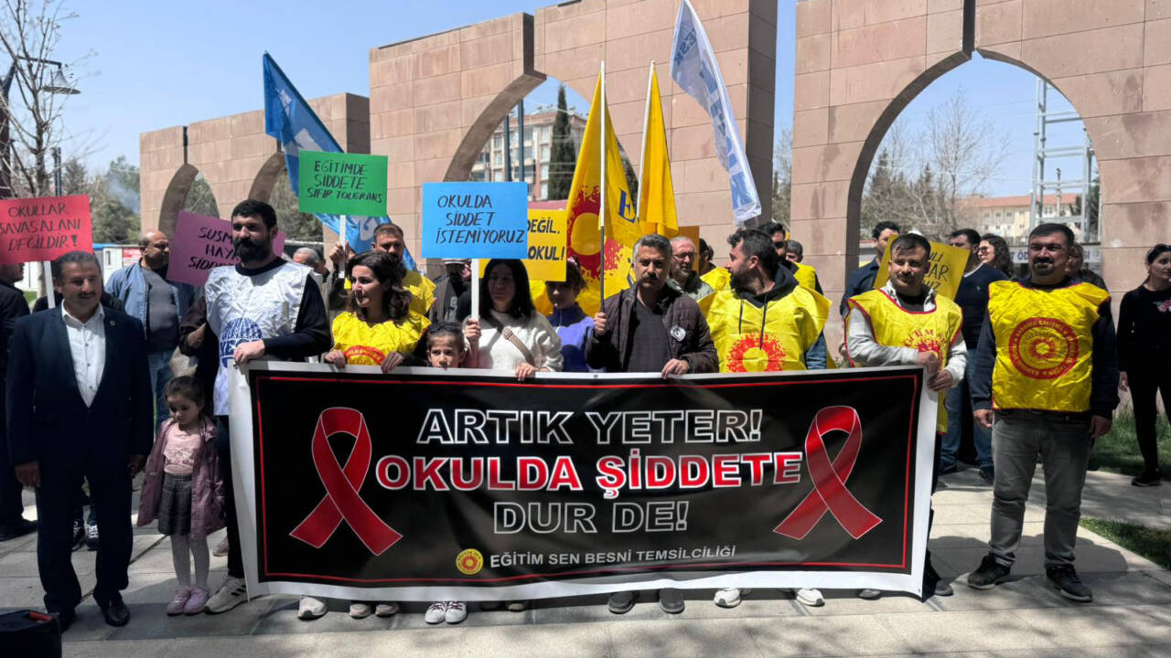 Adıyaman’ın Besni ilçesinde Eğitim Sen tarafından Siverek’te yaşanan lise saldırısına