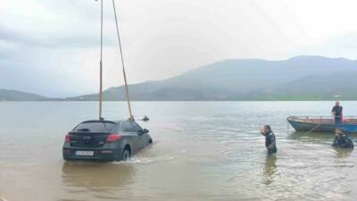 Feribotta el freni çekilmediği için hareket eden otomobil, Botan Barajı'na