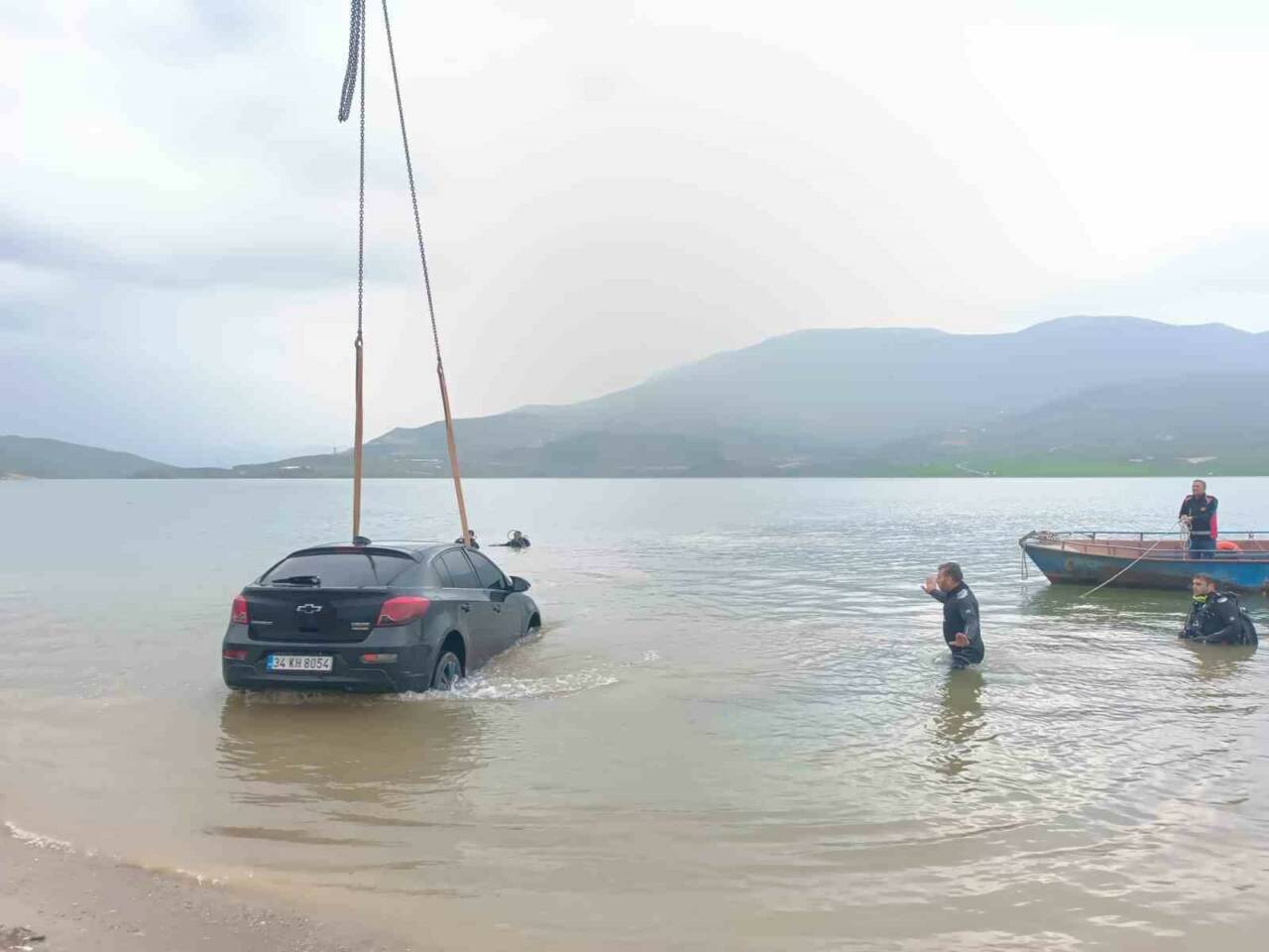 Feribotta el freni çekilmediği için hareket eden otomobil, Botan Barajı'na