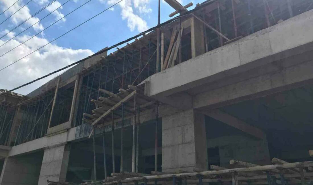 Mardin'in Artuklu ilçesinde elektrik akımına kapılan inşaat işçisi 3. kattan