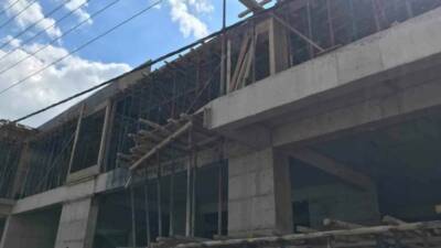 Mardin'in Artuklu ilçesinde elektrik akımına kapılan inşaat işçisi 3. kattan