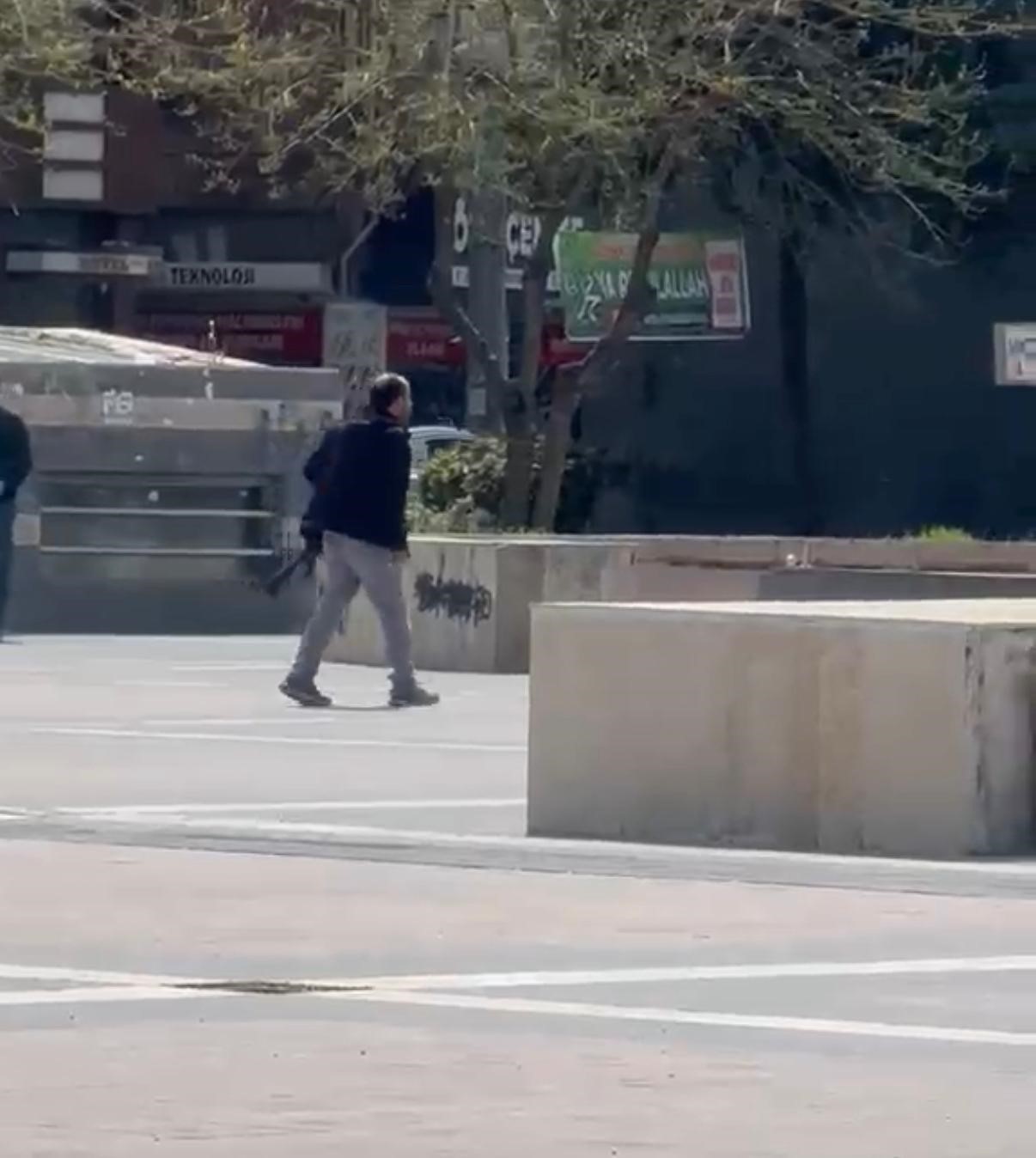 Diyarbakır’da pompalı tüfekle çevreye rastgele ateş açan bir kişi, polis