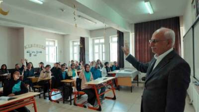 Adıyaman’da, emekliye ayrılan okul müdürü Bekir Tunç için veda programı