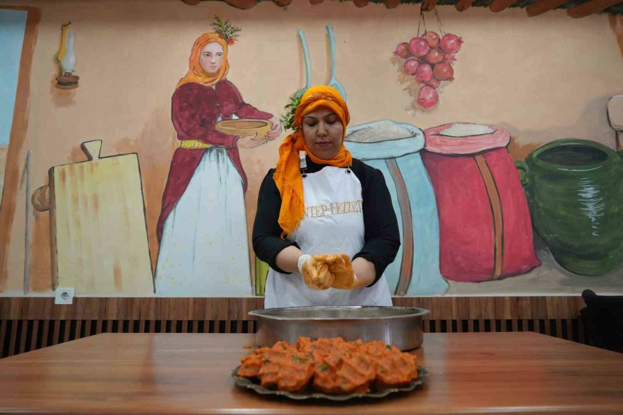 Gaziantep’te 4 çocuk annesi kadın, aşçı olan eşine destek amaçlı