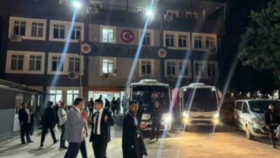 Halfeti Belediyesine yönelik gerçekleştirilen operasyonda gözaltına alındıktan sonra adliyeye sevk