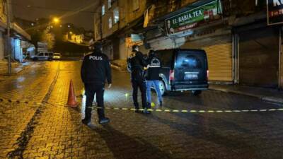 Etrafına rastgele ateş ederek yürüyen bir kişi, yoldan geçen Mehmet