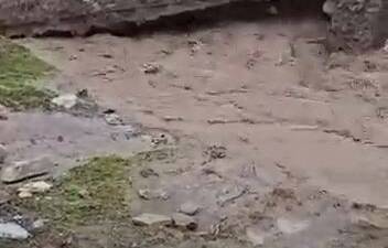 Etkili olan şiddetli yağış sonucu bir ev yıkılırken, evdekilerin tahliyesi