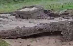 Etkili olan şiddetli yağış sonucu bir ev yıkılırken, evdekilerin tahliyesi