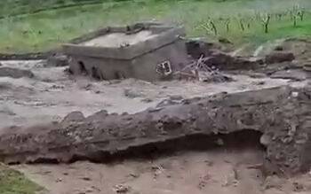 Etkili olan şiddetli yağış sonucu bir ev yıkılırken, evdekilerin tahliyesi