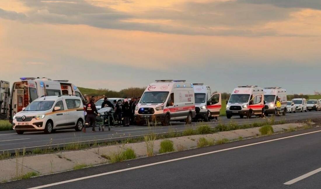 Diyarbakır’da kontrolden çıkan ve içerisinde 10 kişinin bulunduğu otomobil takla