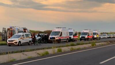 Diyarbakır’da kontrolden çıkan ve içerisinde 10 kişinin bulunduğu otomobil takla