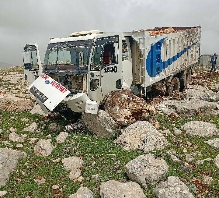 Freni boşalan hafriyat kamyonu, yol kenarındaki taşlara çarparak sürücüsünün yaralanmasına