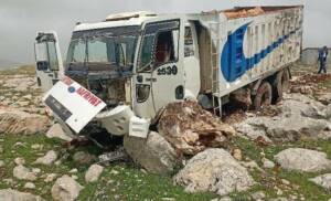 Freni boşalan hafriyat kamyonu, yol kenarındaki taşlara çarparak sürücüsünün yaralanmasına