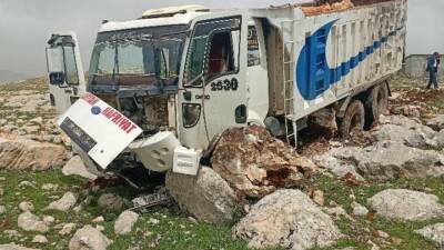 Freni boşalan hafriyat kamyonu, yol kenarındaki taşlara çarparak sürücüsünün yaralanmasına