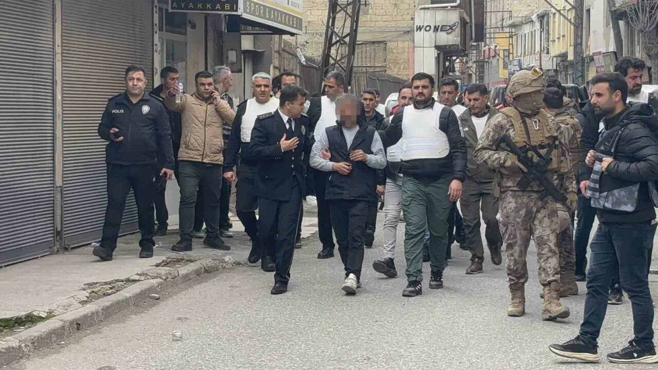 Gaziantep’te çok sayıda suçtan aranan ve polisin ‘teslim ol’ çağrılarına