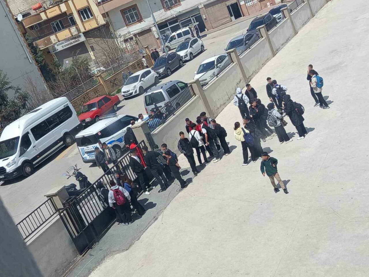 Gaziantep’te kimliği belirsiz 4 şüpheli, bir liseye gelip okul bahçesinden