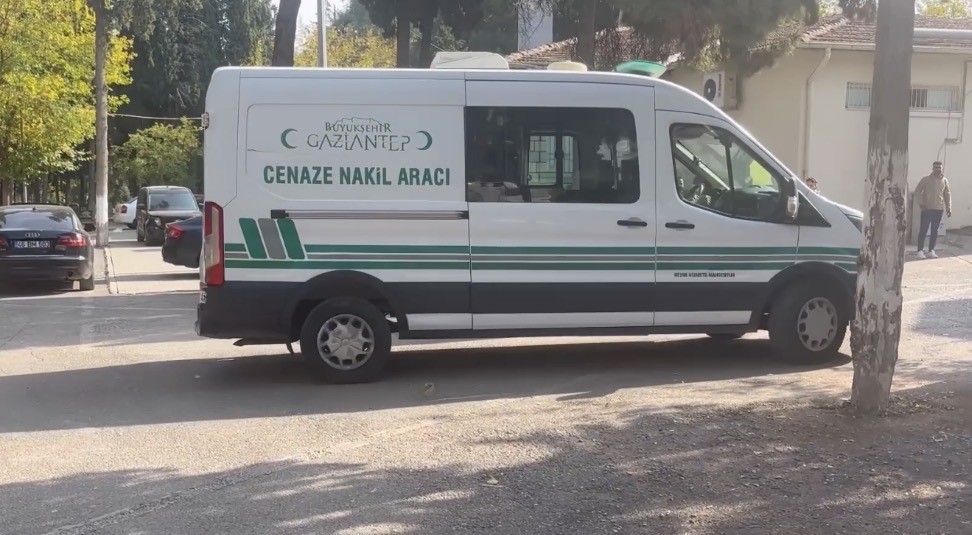 Gaziantep’te kanalizasyon hattında çalışırken yaşanan göçük sırasında toprak altında kalarak