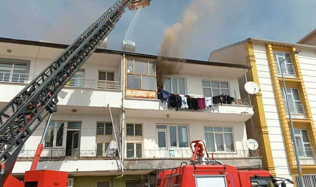 Adıyaman’ın Gölbaşı ilçesinde bir apartmanın üst katında çıkan yangın paniğe