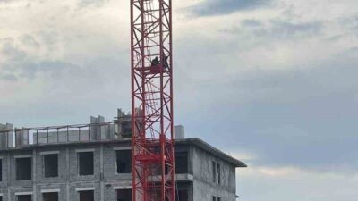 Adıyaman’ın Gölbaşı ilçesinde bir inşaatta çalışan işçiler, ücretlerini alamadıklarını iddia