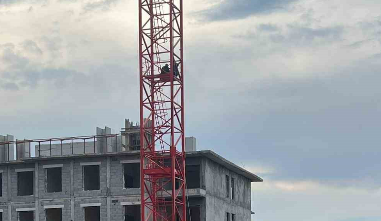 Adıyaman’ın Gölbaşı ilçesinde bir inşaatta çalışan işçiler, ücretlerini alamadıklarını iddia