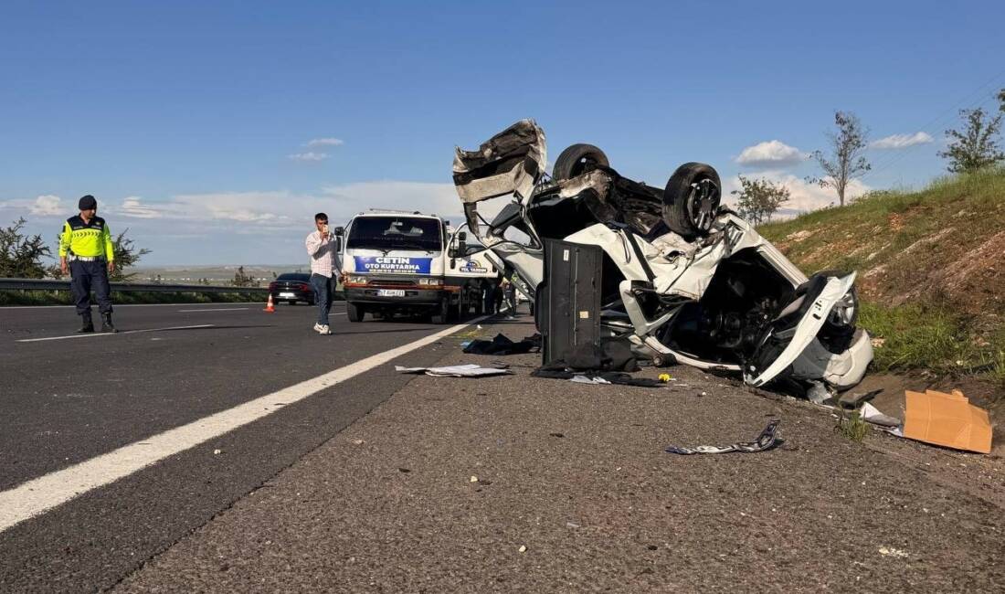 Şanlıurfa’da hafif ticari araç ile otomobilin çarpıştığı kazada 3 kişi