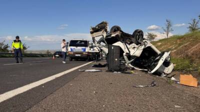 Şanlıurfa’da hafif ticari araç ile otomobilin çarpıştığı kazada 3 kişi
