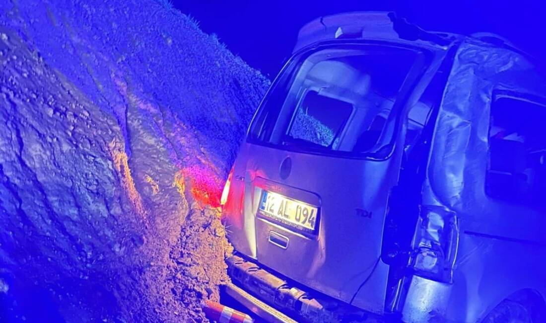 Adıyaman’da, hafif ticari aracın şarampole yuvarlanması sonucu 2 kişi yaralandı.