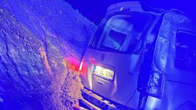 Adıyaman’da, hafif ticari aracın şarampole yuvarlanması sonucu 2 kişi yaralandı.