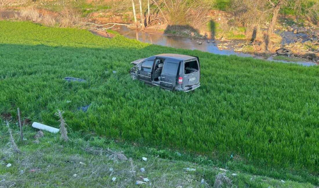 Adıyaman’ın Gölbaşı ilçesinde kontrolden çıkan hafif ticari araç şarampole yuvarlandı.