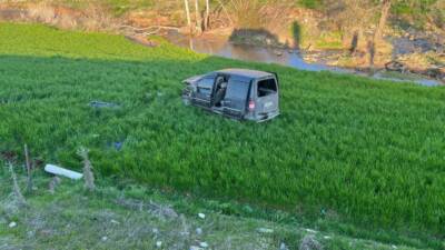 Adıyaman’ın Gölbaşı ilçesinde kontrolden çıkan hafif ticari araç şarampole yuvarlandı.