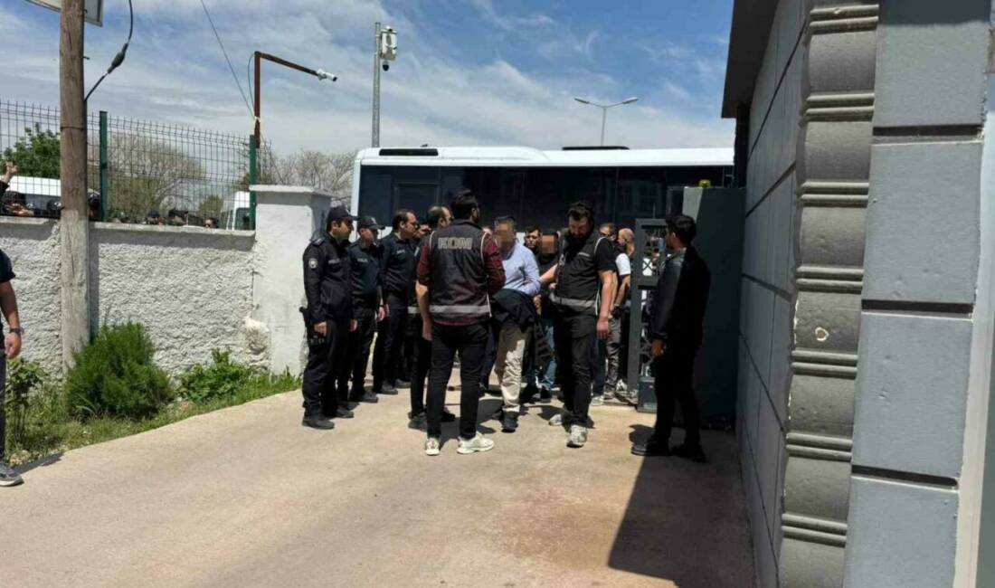 Halfeti Belediyesine yönelik gerçekleştirilen yolsuzluk operasyonunda gözaltına alınan 50 zanlıdan