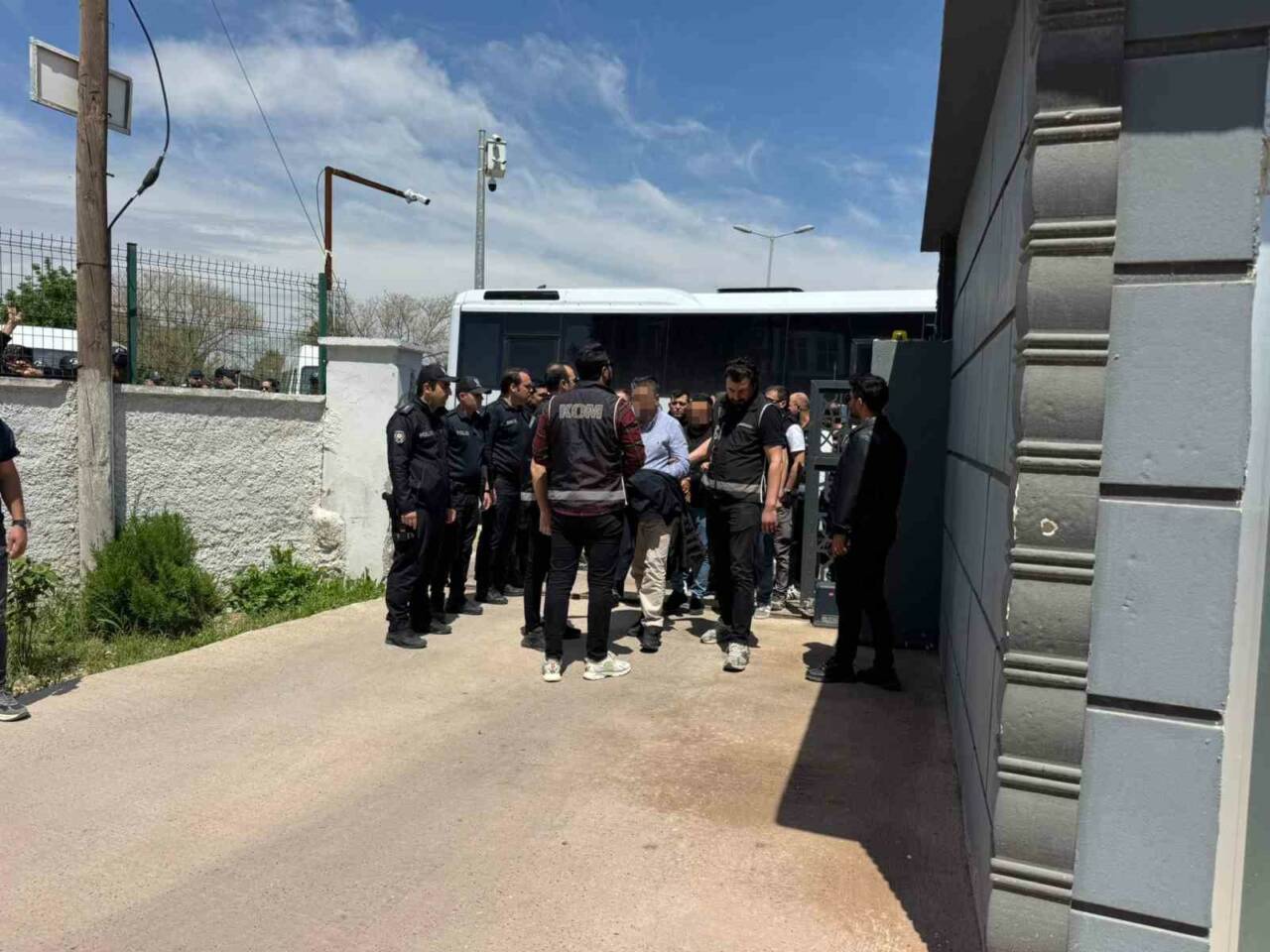 Halfeti Belediyesine yönelik gerçekleştirilen yolsuzluk operasyonunda gözaltına alınan 50 zanlıdan