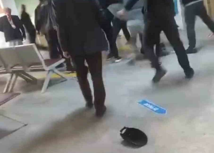 Devlet Hastanesi acil servisinde husumetli iki aile arasında çıkan kavga,
