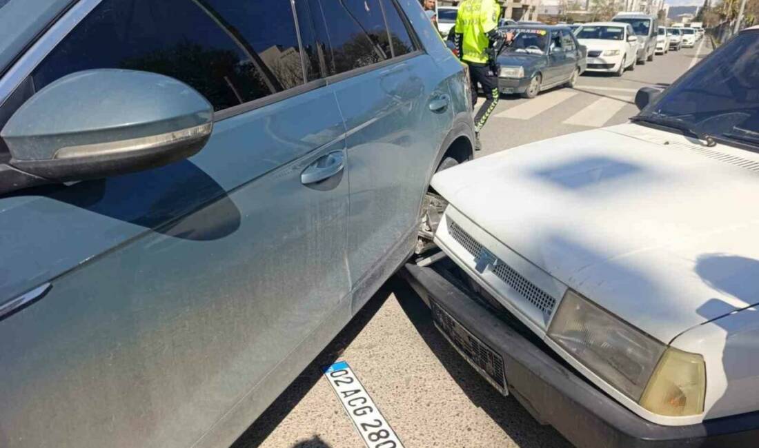 Adıyaman’da iki otomobille çarpışan motosiklet sürücüsü yaralandı.