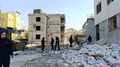 Adıyaman’da 9 katlı binanın çatısına çıkarak atlamak isteyen şahıs ekiplerce