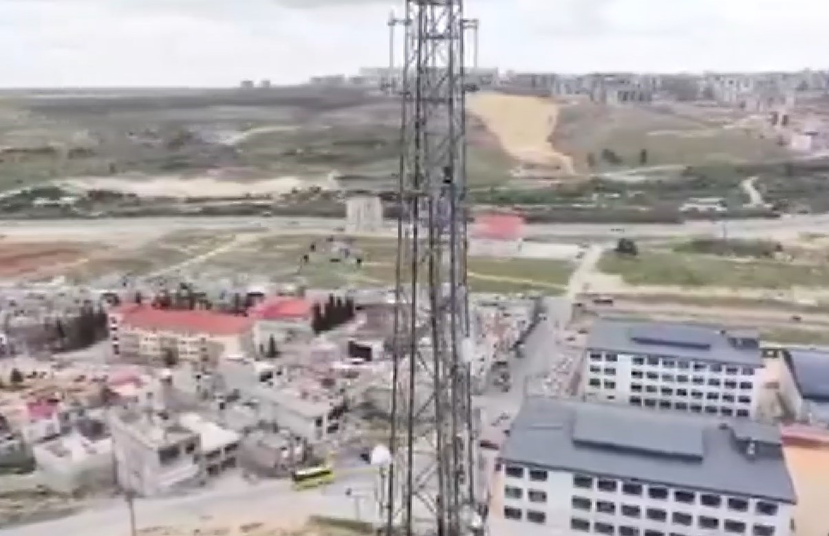 Gaziantep’te elektrik direğine çıkan şahıs, polisin dronla kurduğu iletişim sayesinde
