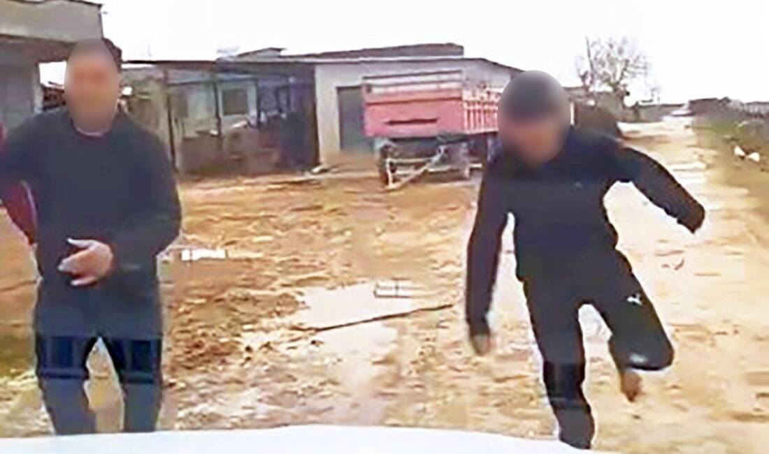 Şanlıurfa'nın Harran ilçesinde kaçak elektrik denetimi yapan Dicle Elektrik çalışanlarına