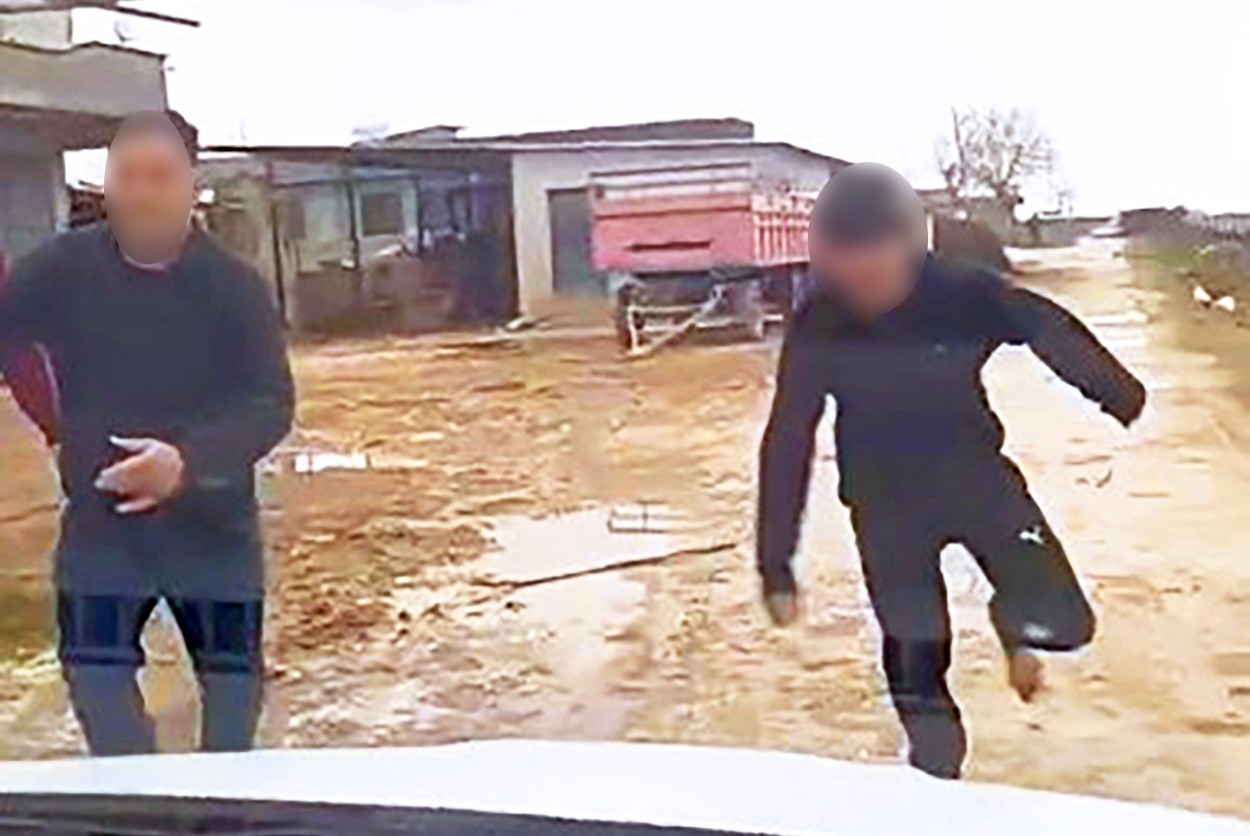 Şanlıurfa'nın Harran ilçesinde kaçak elektrik denetimi yapan Dicle Elektrik çalışanlarına