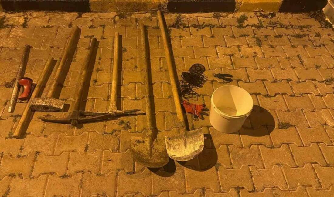 Şanlıurfa'nın Harran ilçesinde kaçak define kazısı yapan 5 kişi suçüstü