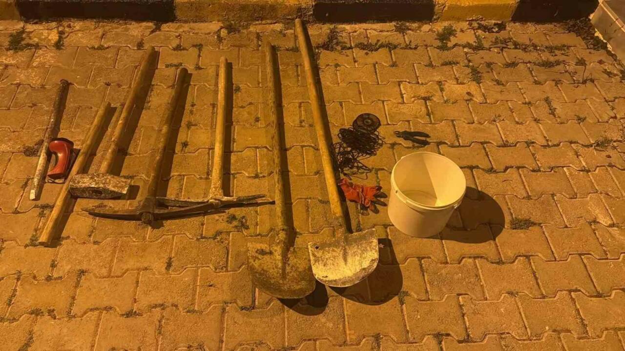 Şanlıurfa'nın Harran ilçesinde kaçak define kazısı yapan 5 kişi suçüstü