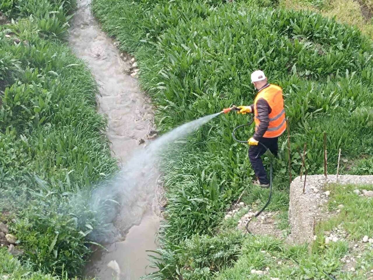 Adıyaman’ın Kahta ilçe Belediyesi, yaz aylarına hazırlık kapsamında çevre temizliği