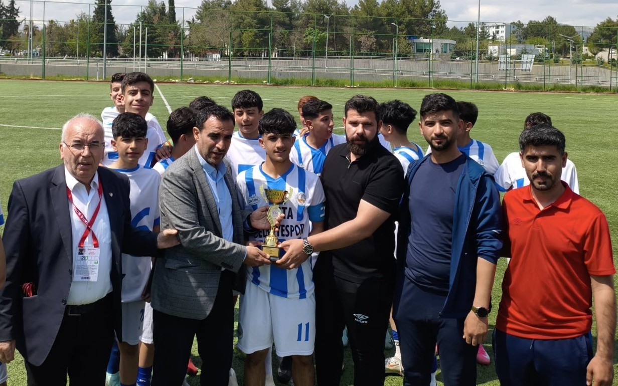 Kahta Belediyespor U-15 takımı, Adıyaman U-15 Ligi’nde sergilediği üstün performansla
