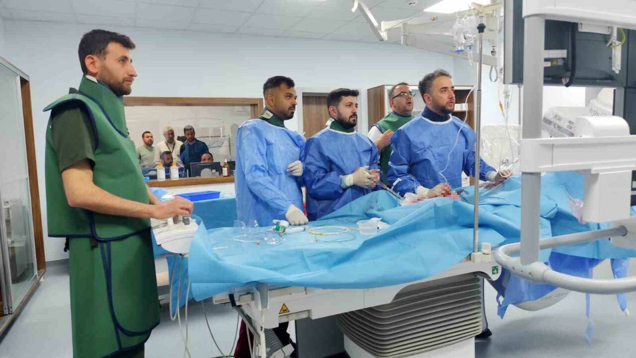 Adıyaman’ın Kâhta Devlet Hastanesi bünyesinde kurulan anjiyo ünitesinde ilk hasta